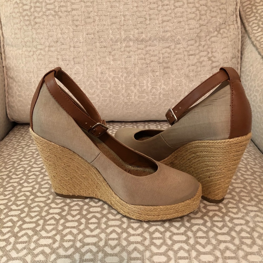 Tan/brown wedge
